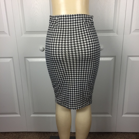 ♠️ Gingham Pencil Skirt ♠️ - Picture 4 of 6